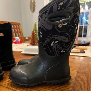 Boys size 12 (little kid) Spooky print bogs